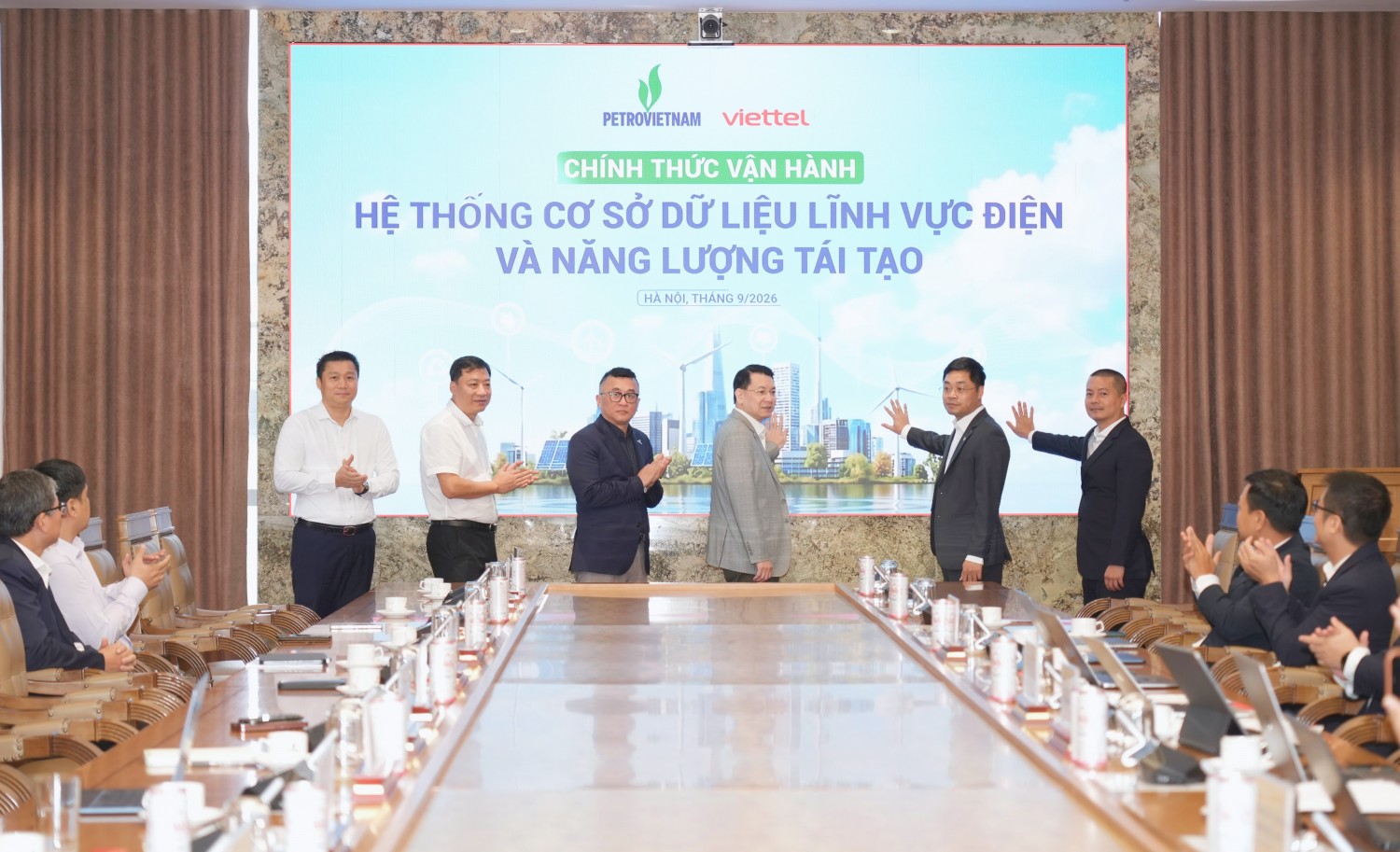 Lãnh đạo PETROVIETNAM và Viettel Solutions thực hiện nghi thức chính thức đưa Hệ thống Cơ sở dữ liệu lĩnh vực Điện và Năng lượng tái tạo vào vận hành.