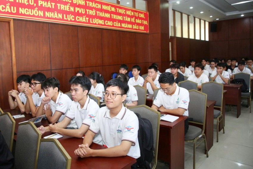 Sinh viên PVU chăm chú lắng nghe chia sẻ của PGS.TS. Dương Minh Hải.