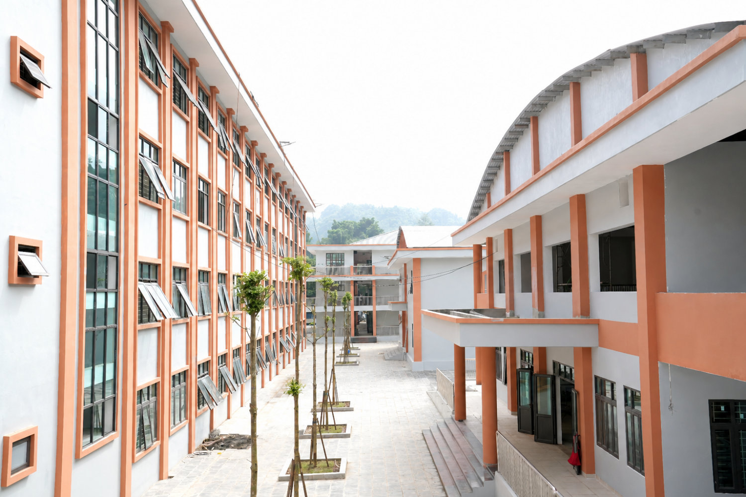 Trường PETROVIETNAM - Phong Thổ có tổng diện tích sàn hơn 27.000m², gồm 30 lớp học lý thuyết, 16 phòng học bộ môn, nhà hiệu bộ, thư viện, khu nội trú học sinh, nhà ăn, không gian sinh hoạt văn hóa, sân thể thao, nhà đa năng, bể bơi, nhà công vụ giáo viên và hệ thống công trình phụ trợ đồng bộ.