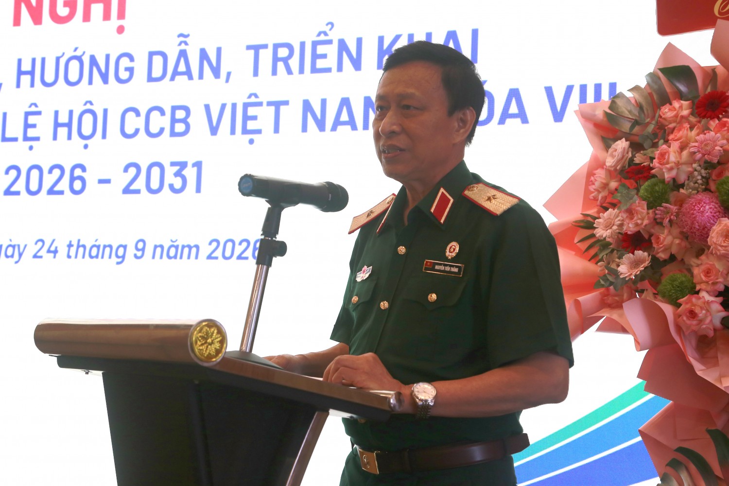 Thiếu tướng Nguyễn Tiến Thắng trình bày chuyên đề về ứng dụng CNTT, công tác chuyển đổi số trong hoạt động của CCB.
