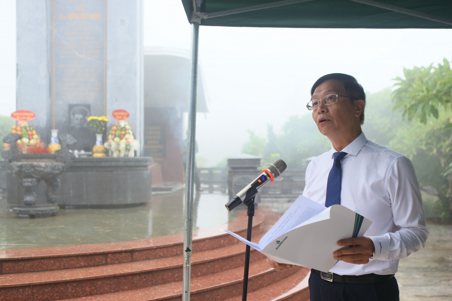Đồng chí Trần Quang Dũng – Phó Bí thư Thường trực Đảng uỷ PETROVIETNAM ôn lại cuộc đời cách mạng vẻ vang của vị chí sĩ yêu nước Huỳnh Thúc Kháng.
