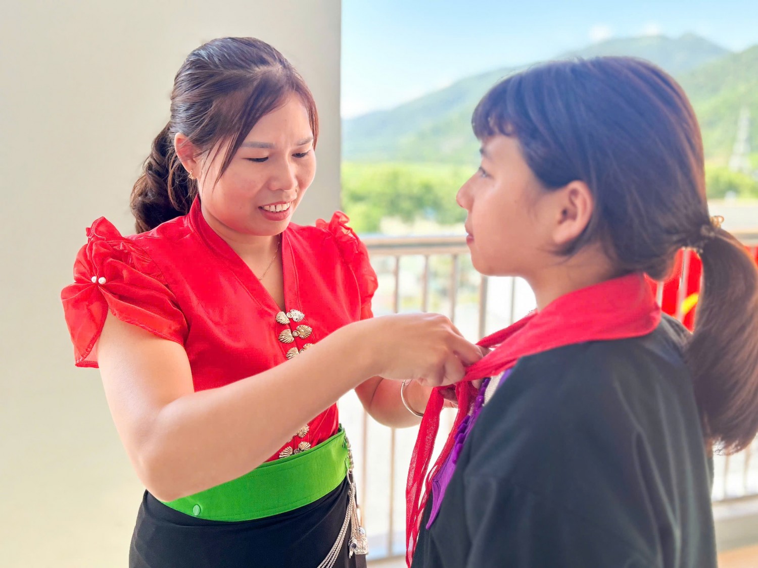 Cô Lò Thị Tâm, giáo viên Ngữ văn THCS tin rằng các em Trường Phổ thông nội trú Tiểu học và Trung học cơ sở PETROVIETNAM - Phong Thổ chắc chắn sẽ là một trải nghiệm đặc biệt.