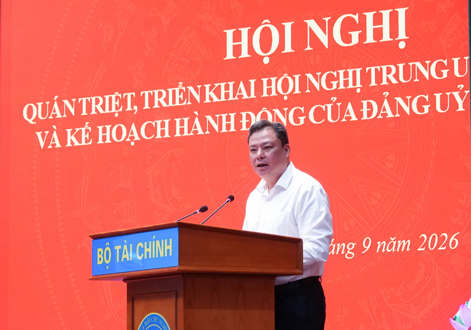 Đồng chí Đỗ Văn Trường, Phó Bí thư chuyên trách Đảng ủy Bộ Tài chính phát biểu kết luận hội nghị