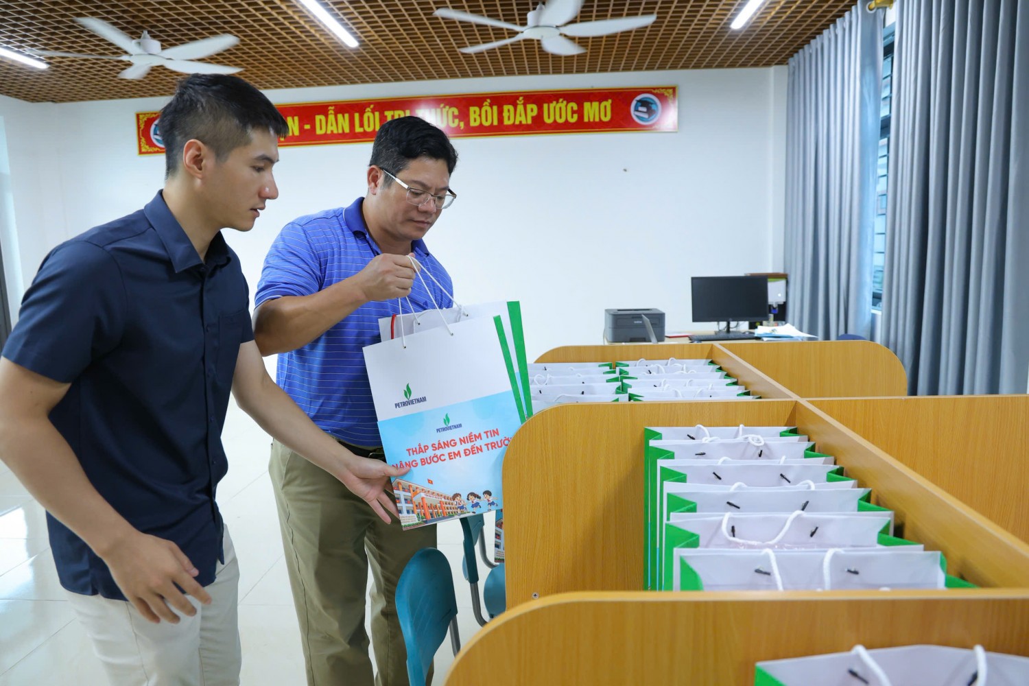 Công tác chuẩn bị quà Trung thu cho các em học sinh được các cán bộ Công đoàn Tập đoàn Công nghiệp - Năng lượng Quốc gia Việt Nam (PETROVIETNAM) chuẩn bị.