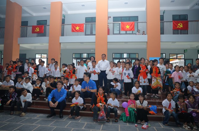 Khép lại chương trình, màn pháo hoa rực rỡ thắp sáng bầu trời vùng biên Phong Thổ