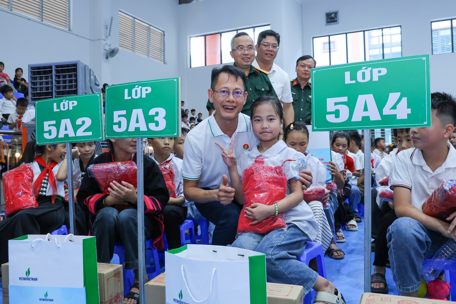 Người lao động PETROVIETNAM mang niềm vui tới các en học sinh vùng biên giới