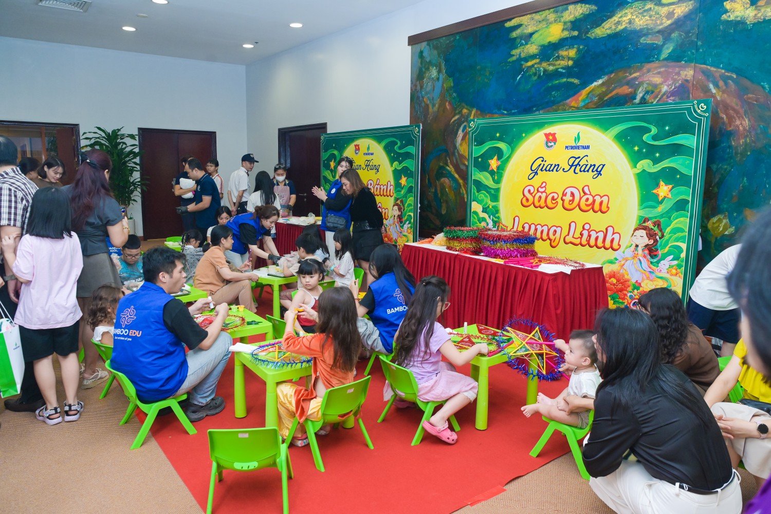 Các em nhỏ hào hứng tham gia các hoạt động vui chơi tại chương trình.