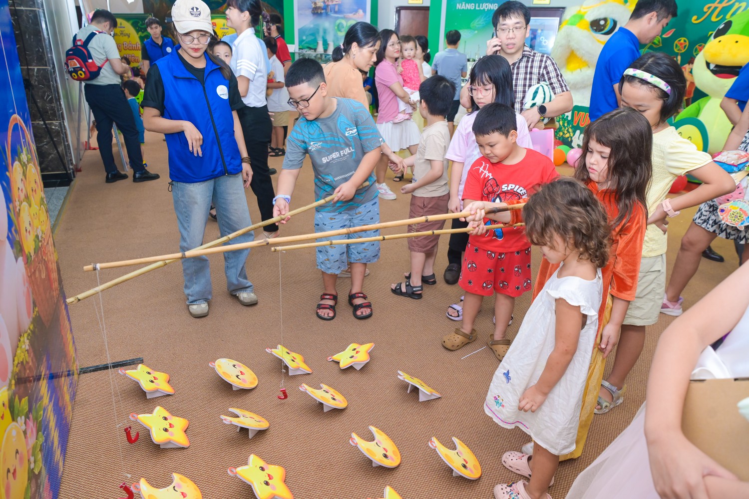 Các em nhỏ thích thú với trò chơi câu trăng tại chương trình.