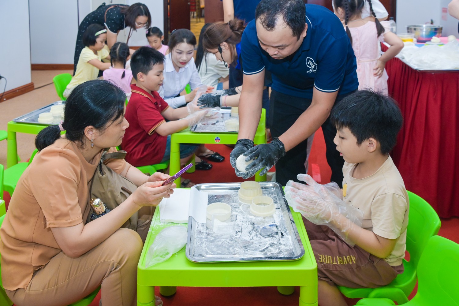 Các em thiếu nhi được trải nghiệm làm bánh Trung thu dưới sự hướng dẫn của Ban Tổ chức.