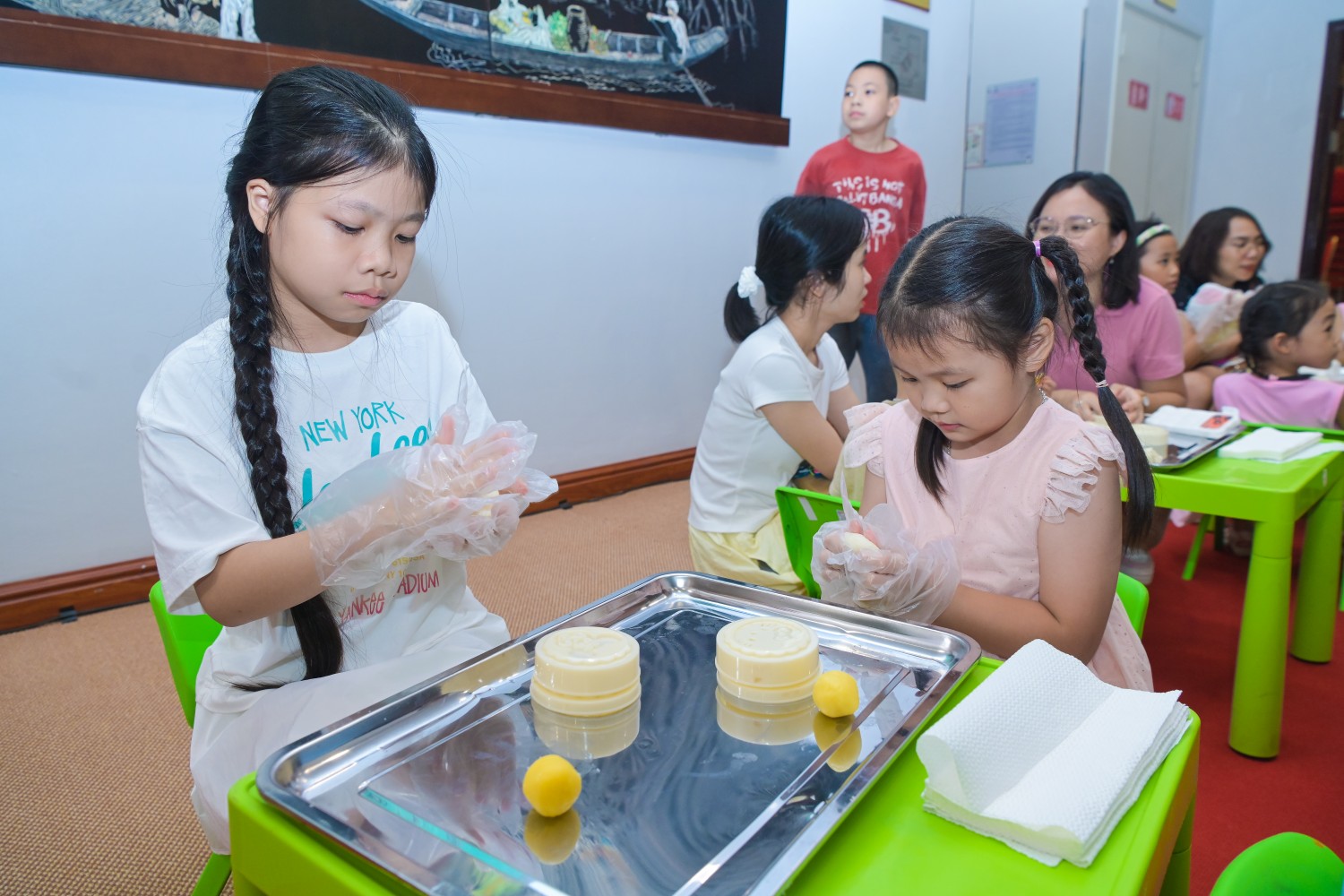 Tự tay làm những chiếc bánh Trung thu mang đến trải nghiệm thú vị cho các em nhỏ.