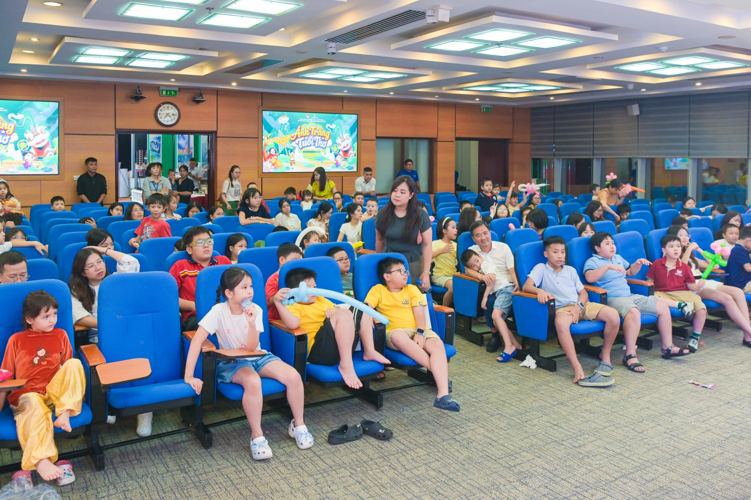 Đông đảo các em thiếu nhi cùng gia đình tham dự chương trình “Ánh trăng tuổi thơ” do Đoàn Thanh niên Bộ máy Quản lý và Điều hành PETROVIETNAM tổ chức.
