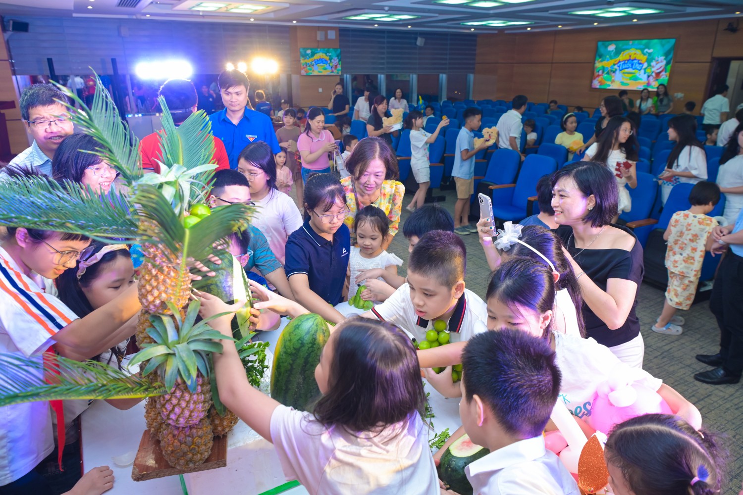 Các em nhỏ cùng tham gia phá cỗ, khép lại những hoạt động vui chơi trong đêm Trung thu.