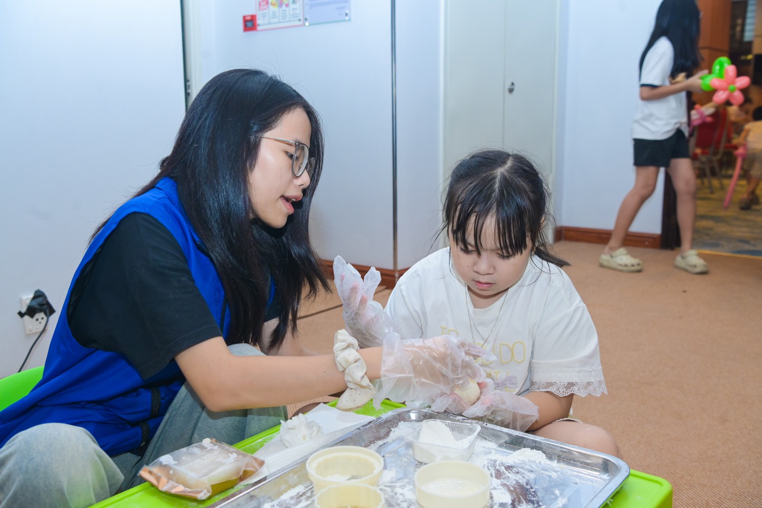 Nguyễn Linh Anh (8 tuổi) thích thú trải nghiệm làm bánh Trung thu truyền thống.