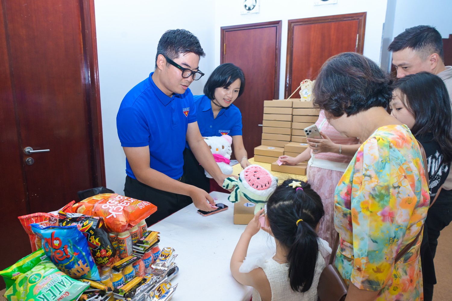 Ban Tổ chức tặng gấu bông và quà cho các em nhỏ.
