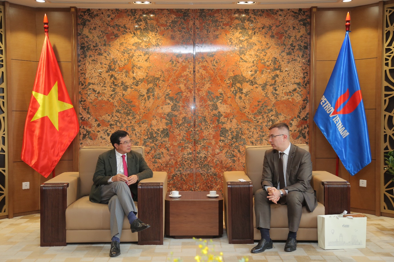 Chairman of the Board of Directors Hoang Quoc Vuong receives Vietgazprom’s leader
