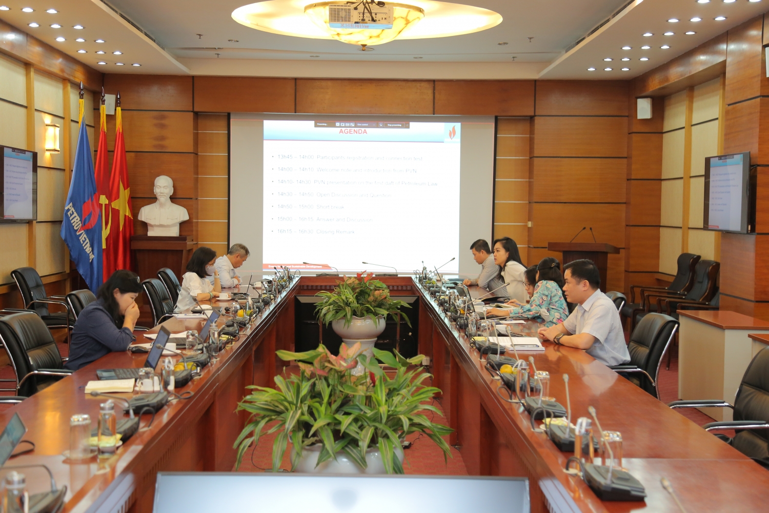 Petrovietnam consults oil and gas contractors about Draft Petroleum Law (amendment)