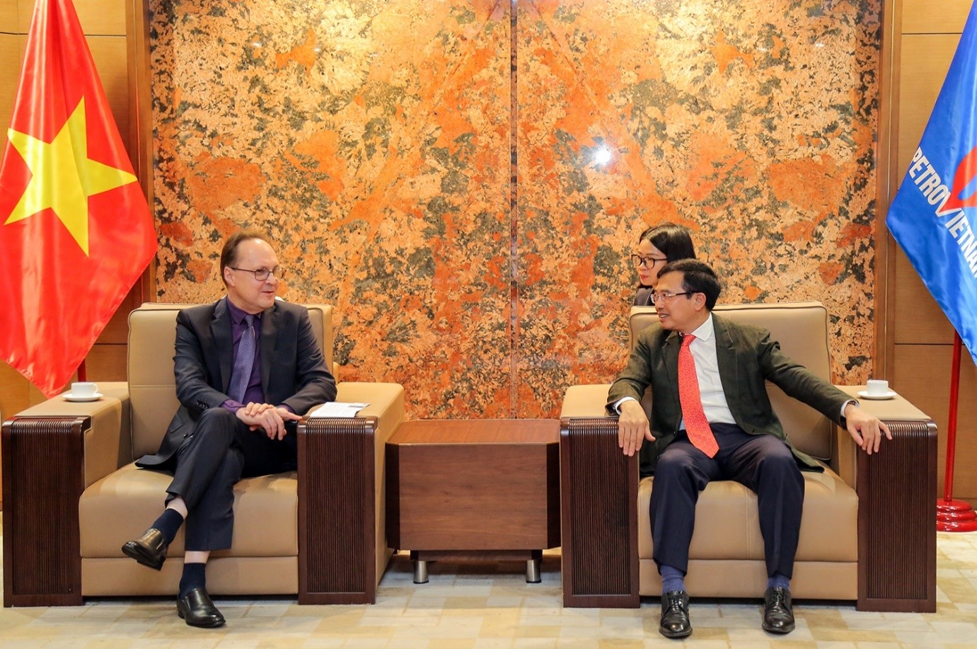 PVN Chairman of Board of Directors receives new Russian Ambassador to Vietnam
