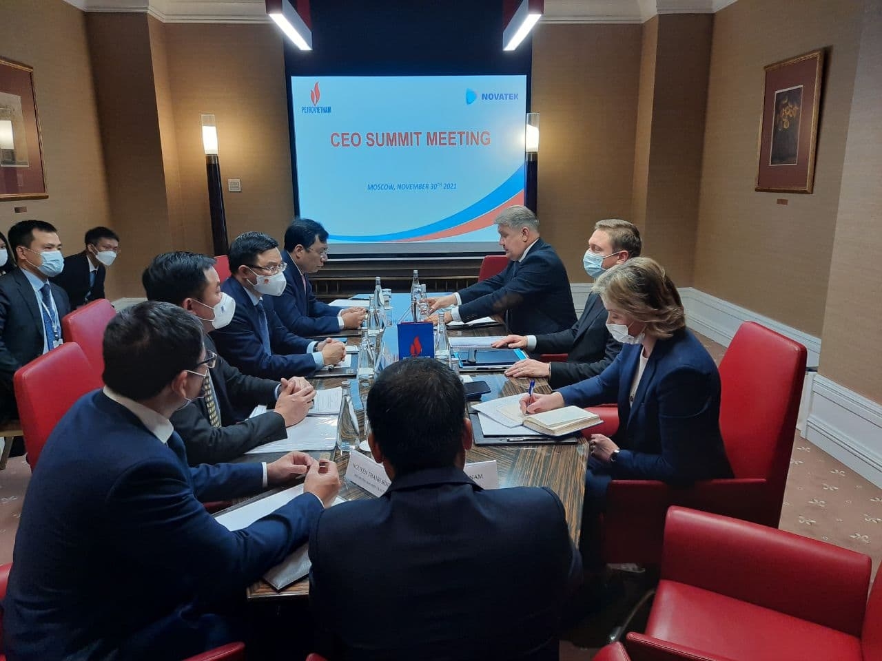 Petrovietnam President and CEO Le Manh Hung works with Novatek Group