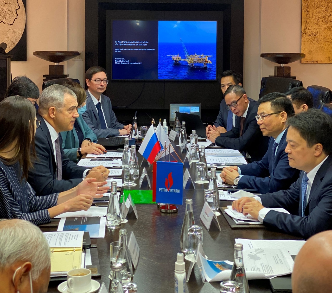 Petrovietnam President and CEO Le Manh Hung works with Gazprom EP International