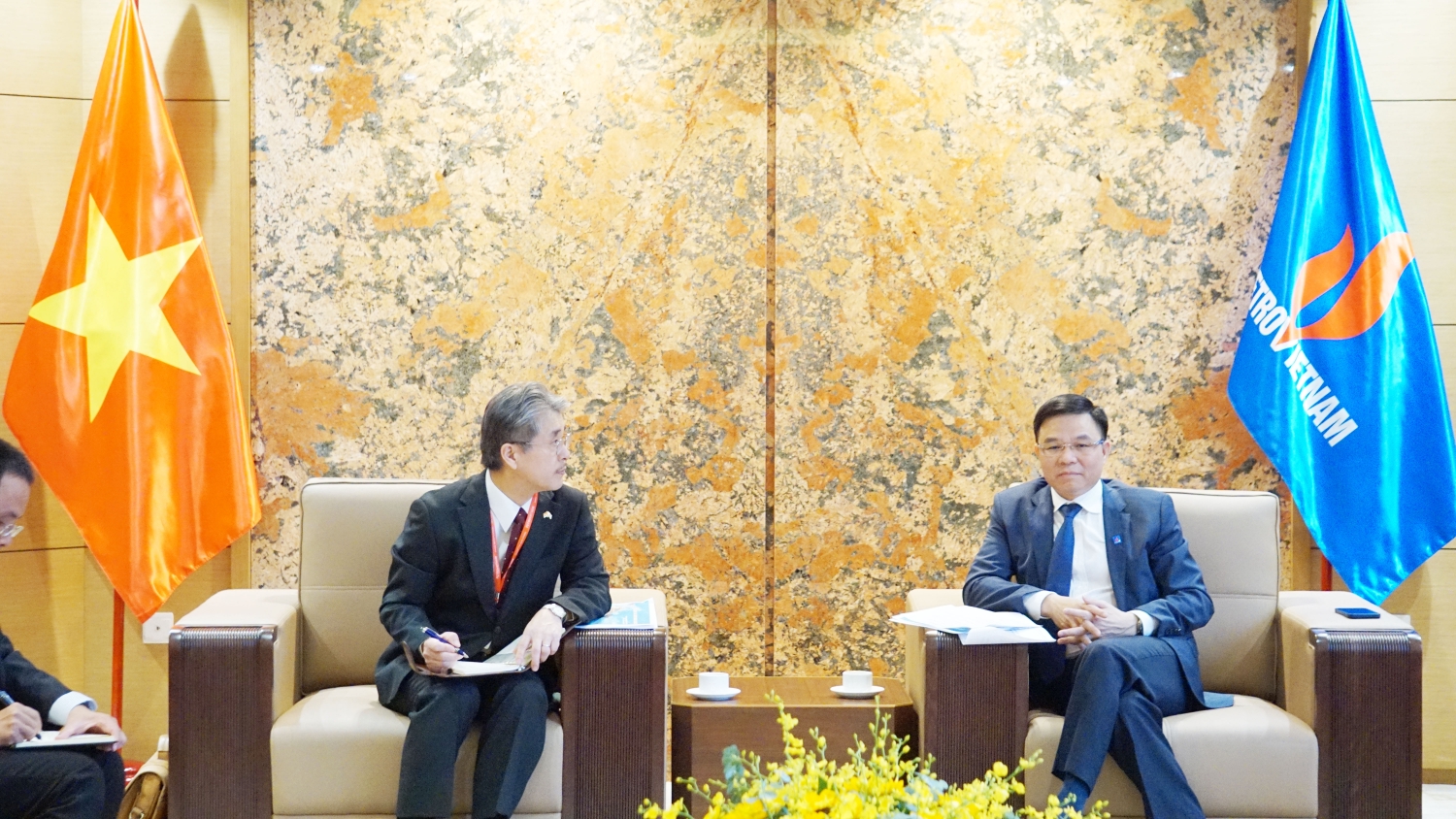 PetroVietnam President and CEO Le Manh Hung meets with General Director of Japan Vietnam Petroleum Company (JVPC)