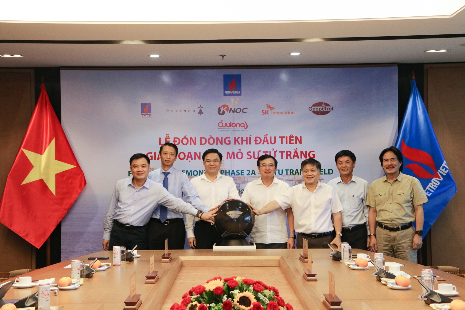 Petrovietnam welcomes first gas flow from White Lion oil field in phase 2A ​