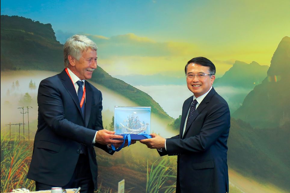 Petrovietnam Chairman of the Board of Directors Hoang Quoc Vuong receives Chairman of Novatek Group