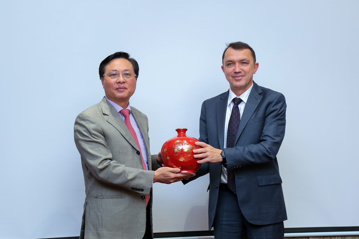 Member of Petrovietnam Board of Directors Bui Minh Tien receives Rostec representative in Vietnam