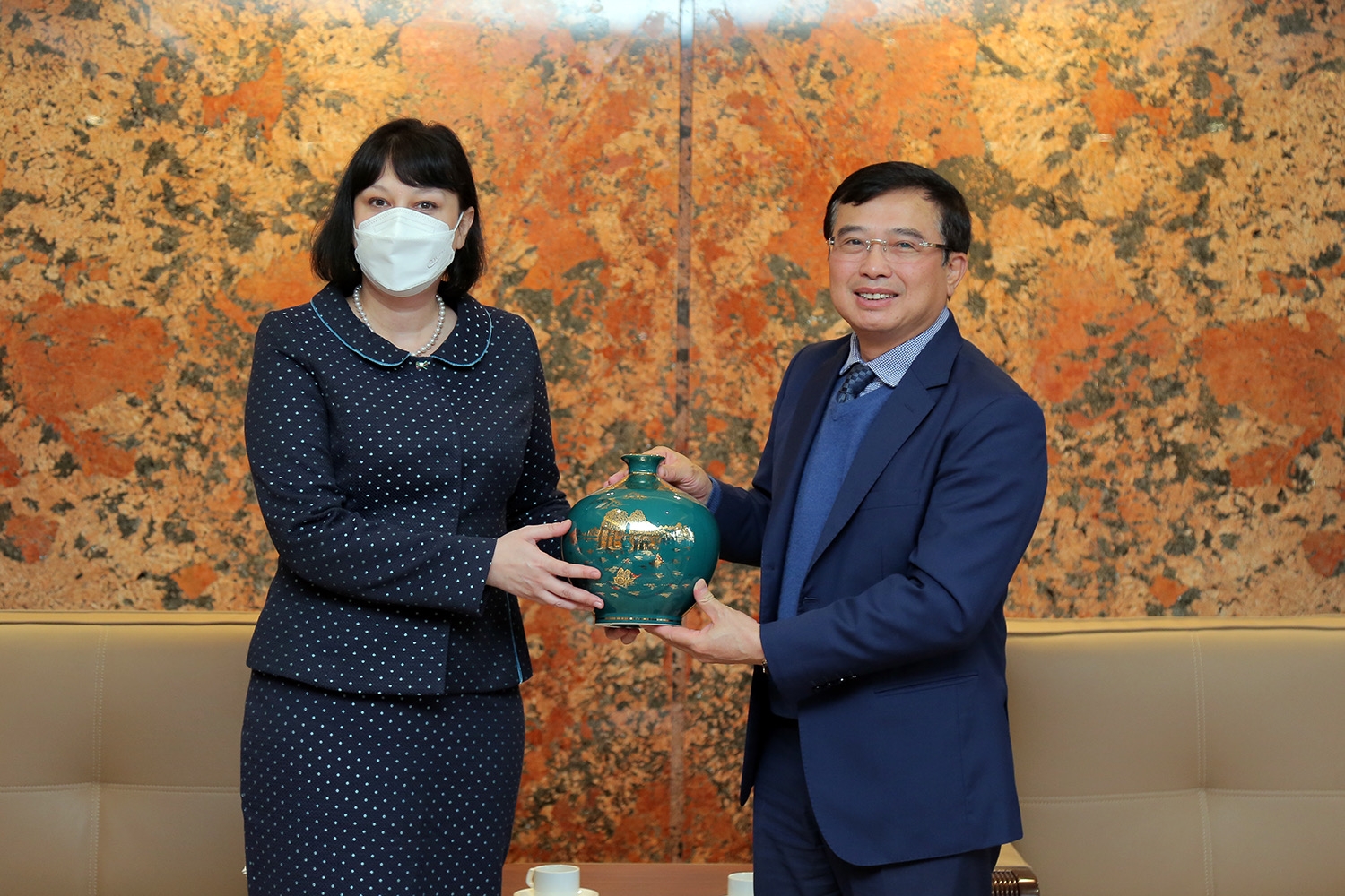 Petrovietnam Chairman of the Board of Directors Hoang Quoc Vuong receives Romanian Ambassador to Vietnam