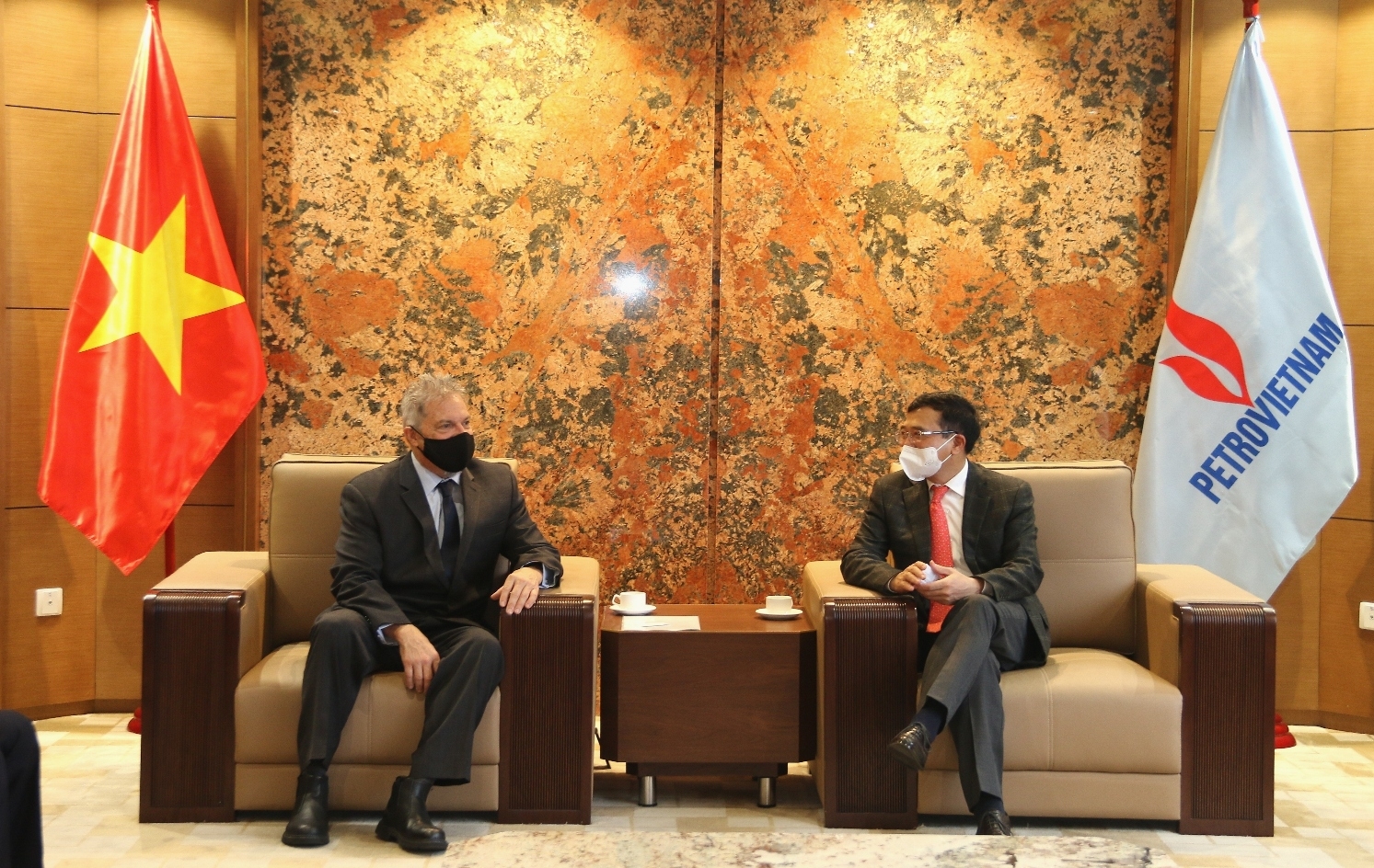 Petrovietnam Chairman of Board of Directors Hoang Quoc Vuong receives AES leader