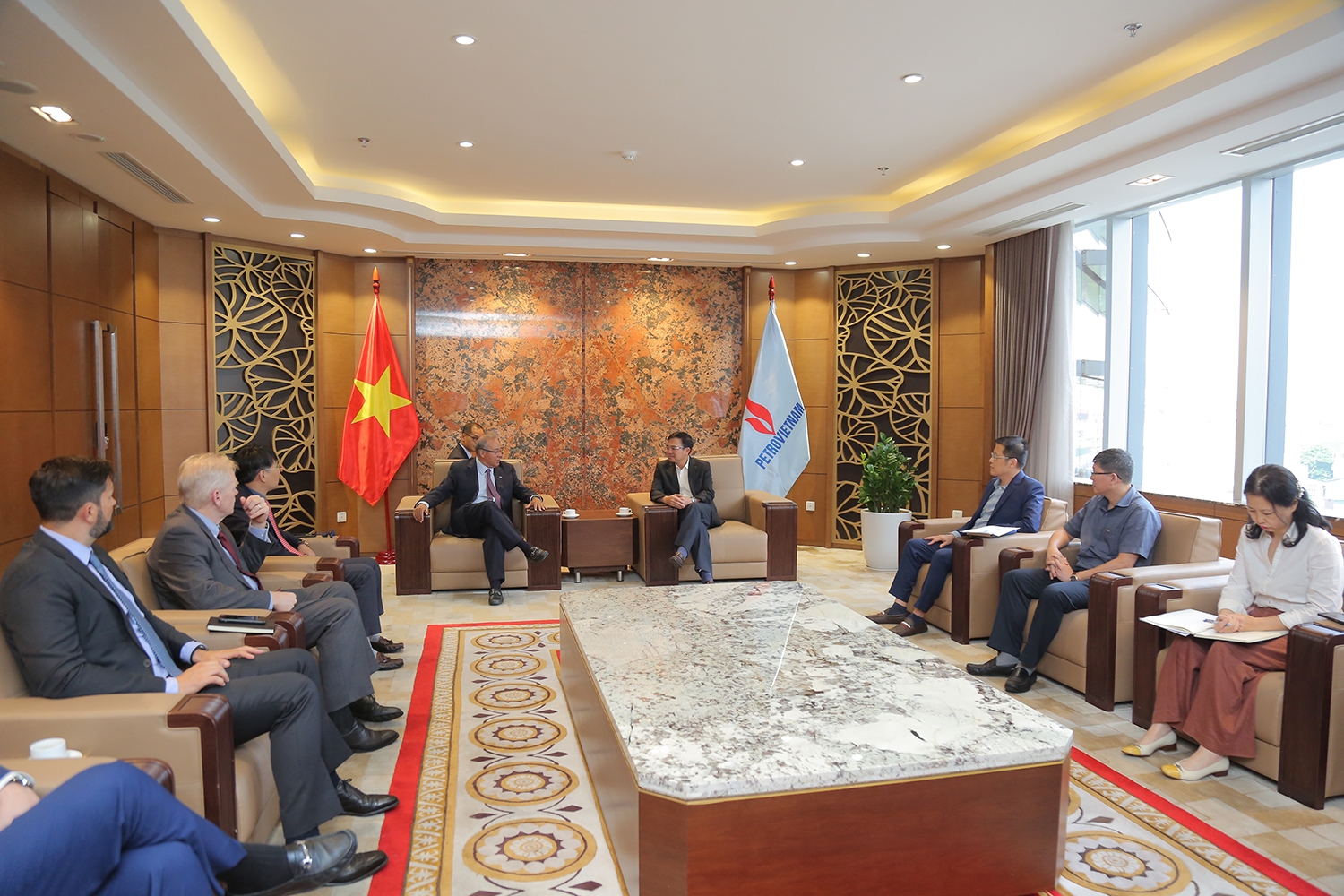 AES is willing to share experiences and cooperate with Petrovietnam in renewable energy projects