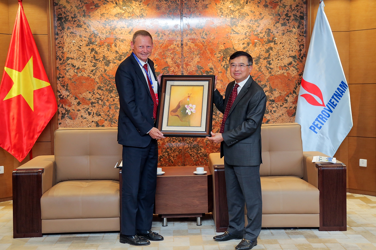 Petrovietnam Chairman of the Board of Directors Hoang Quoc Vuong receives KBR leader