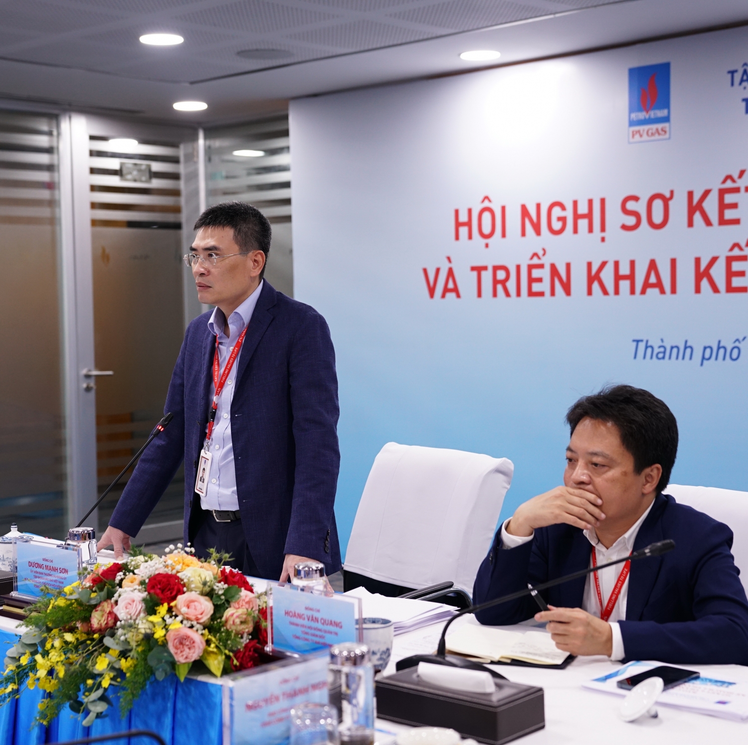 Ông Dương Mạnh Sơn – Bí thư Đảng ủy, Chủ tịch HĐQT PV GAS và ông Hoàng Văn Quang – Tổng Giám đốc PV GAS chủ trì Hội nghị Ông Dương Mạnh Sơn – Bí thư Đảng ủy, Chủ tịch HĐQT PV GAS và ông Hoàng Văn Quang – Tổng Giám đốc PV GAS chủ trì Hội nghị