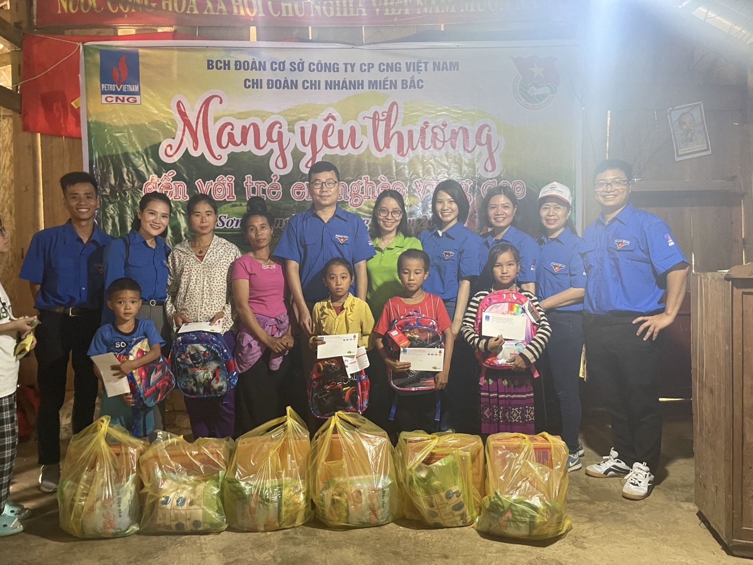 CNG Việt Nam: Mang yêu thương đến với trẻ em nghèo vùng cao CNG Việt Nam: Mang yêu thương đến với trẻ em nghèo vùng cao