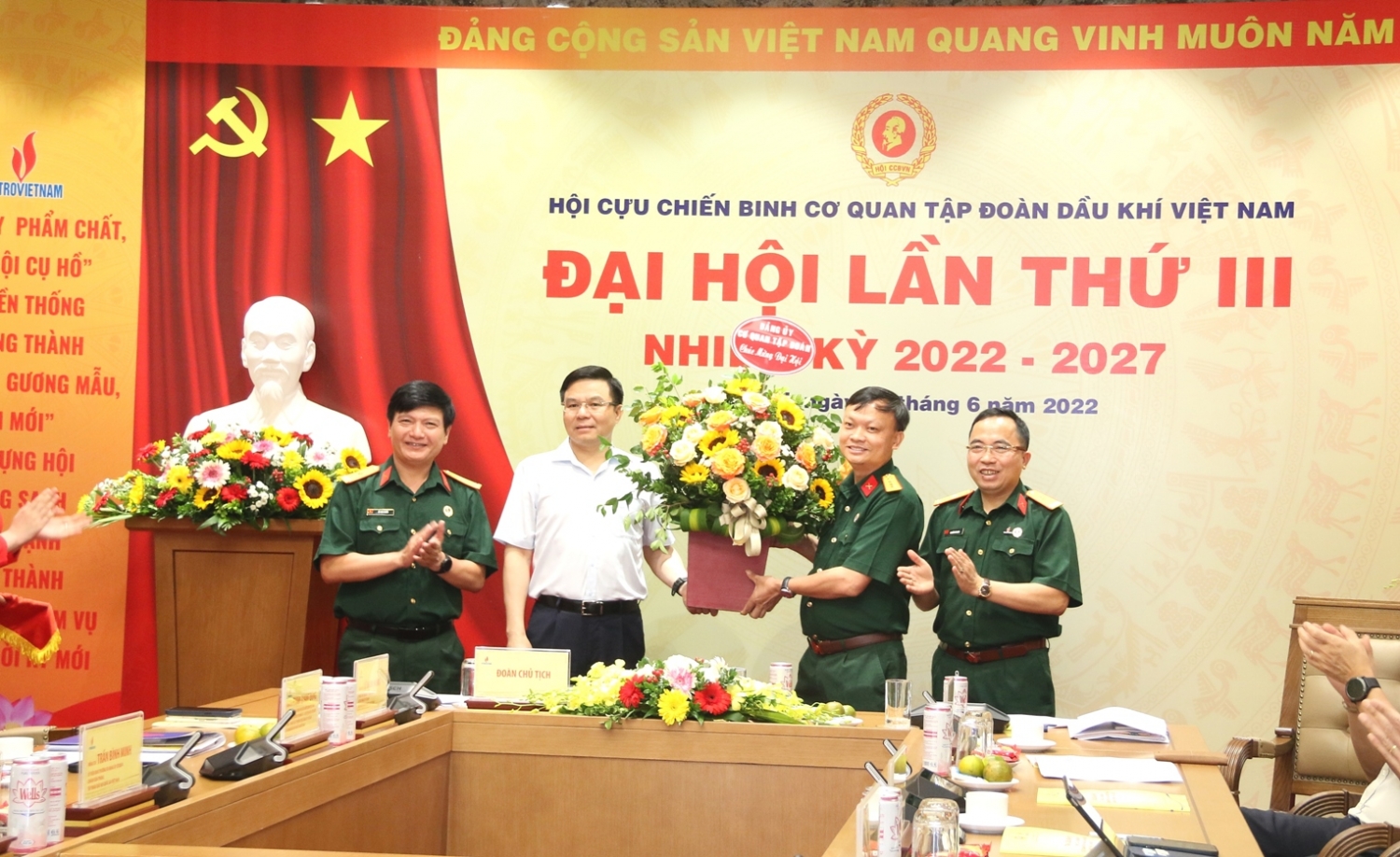 Đại hội đại biểu Hội CCB Cơ quan Tập đoàn lần III, nhiệm kỳ 2022-2027 thành công tốt đẹp Đại hội đại biểu Hội CCB Cơ quan Tập đoàn lần III, nhiệm kỳ 2022-2027 thành công tốt đẹp