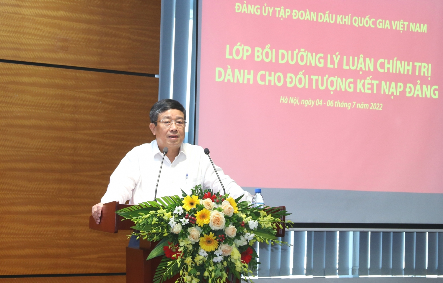Bồi dưỡng lý luận chính trị cho đối tượng kết nạp Đảng năm 2022 tại khu vực Hà Nội Bồi dưỡng lý luận chính trị cho đối tượng kết nạp Đảng năm 2022 tại khu vực Hà Nội
