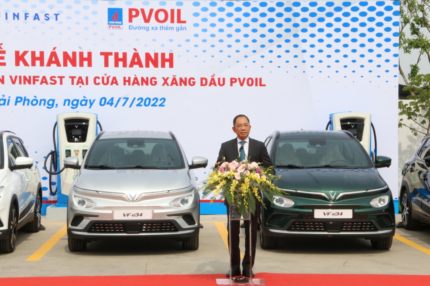 Khánh thành trạm sạc xe điện VinFast đầu tiên tại chuỗi cửa hàng xăng dầu của PVOIL Khánh thành trạm sạc xe điện VinFast đầu tiên tại chuỗi cửa hàng xăng dầu của PVOIL