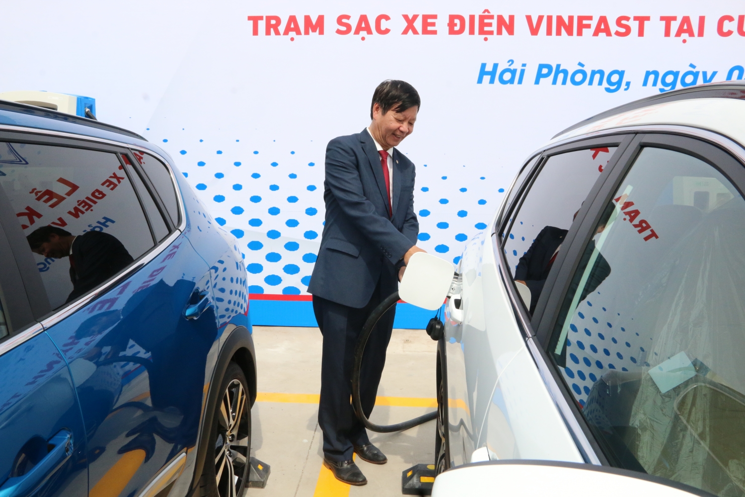 Khánh thành trạm sạc xe điện VinFast đầu tiên tại chuỗi cửa hàng xăng dầu của PVOIL Khánh thành trạm sạc xe điện VinFast đầu tiên tại chuỗi cửa hàng xăng dầu của PVOIL