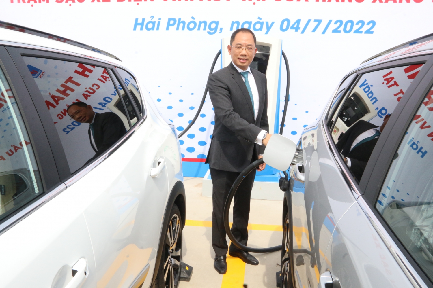 Chủ tịch HĐQT PVOIL Cao Hoài Dương trải nghiệm quá trình sạc xe điện Chủ tịch HĐQT PVOIL Cao Hoài Dương trải nghiệm quá trình sạc xe điện