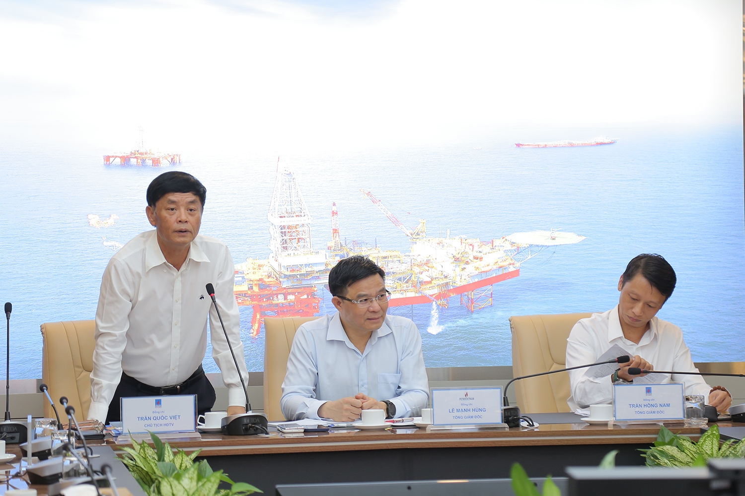 Tổng Giám đốc Petrovietnam Lê Mạnh Hùng làm việc với PVEP về kết quả sản xuất kinh doanh 6 tháng đầu năm 2022 Tổng Giám đốc Petrovietnam Lê Mạnh Hùng làm việc với PVEP về kết quả sản xuất kinh doanh 6 tháng đầu năm 2022