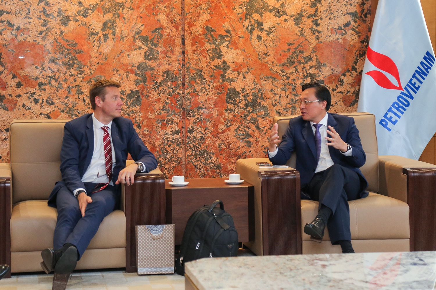 Petrovietnam member of the Board of Directors Bui Minh Tien receives leader of AXENS Group (France)