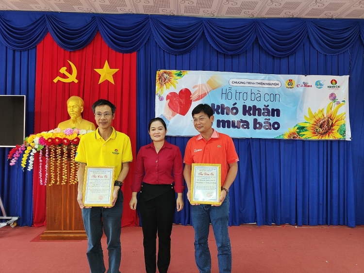 PVCFC trợ sức bà con khắc phục thiệt hại do mưa dông tại Cà Mau PVCFC trợ sức bà con khắc phục thiệt hại do mưa dông tại Cà Mau