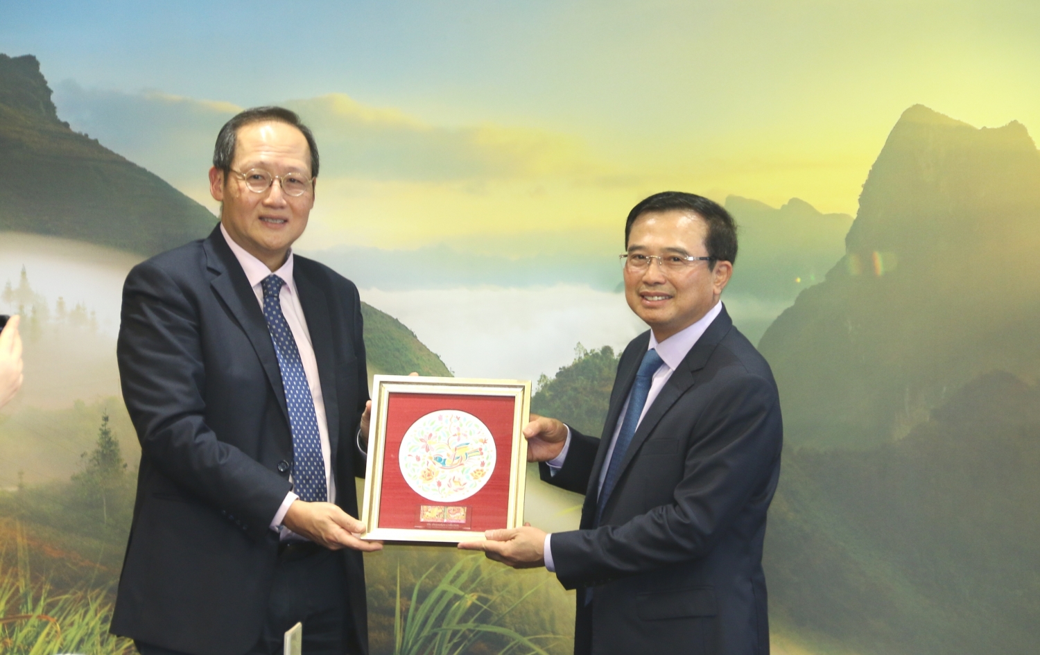 Petrovietnam and Singapore promote energy cooperation in Vietnam