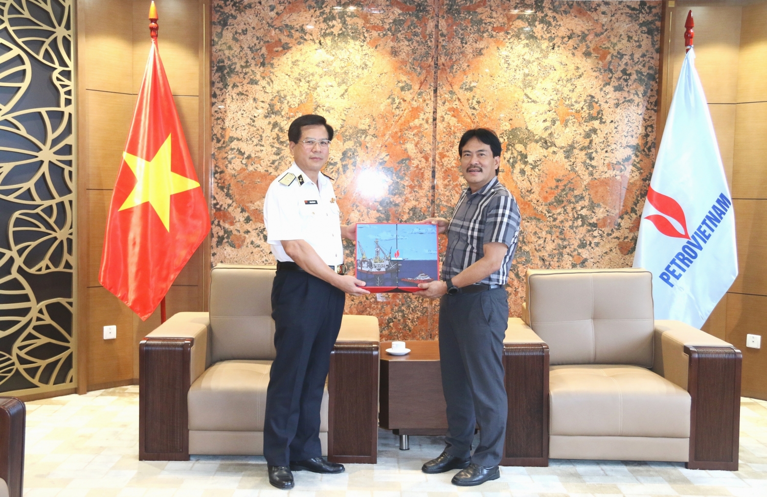 Thành viên HĐTV Nguyễn Hùng Dũng tiếp và làm việc với lãnh đạo Quân chủng Hải quân: Tăng cường phối hợp chặt chẽ, thiết thực, hiệu quả Thành viên HĐTV Nguyễn Hùng Dũng tiếp và làm việc với lãnh đạo Quân chủng Hải quân: Tăng cường phối hợp chặt chẽ, thiết thực, hiệu quả