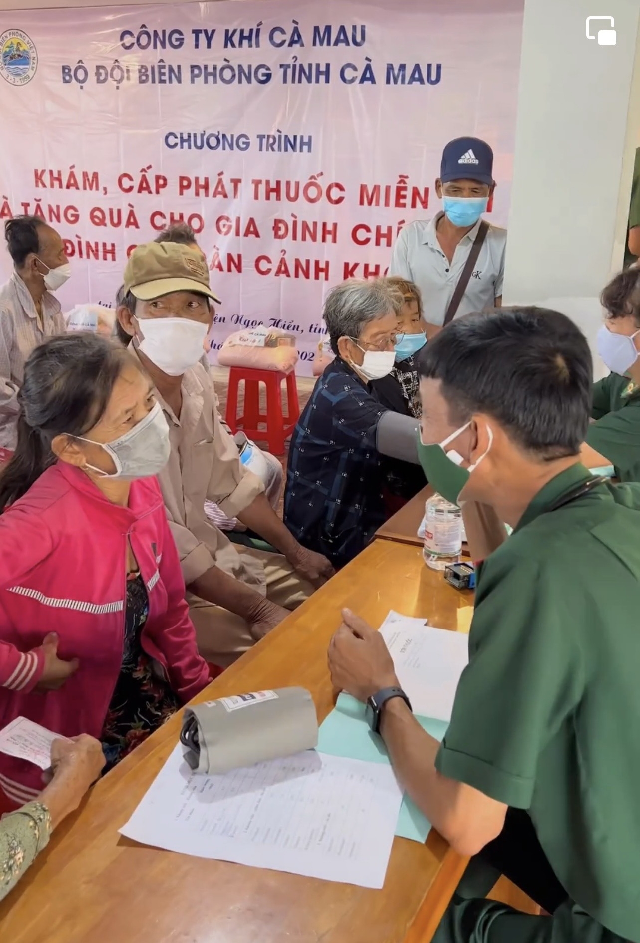 Thực hiện khám bệnh và cấp thuốc miễn phí cho hơn 100 người dân gia đình chính sách và gia đình có hoàn cảnh khó khăn Thực hiện khám bệnh và cấp thuốc miễn phí cho hơn 100 người dân gia đình chính sách và gia đình có hoàn cảnh khó khăn
