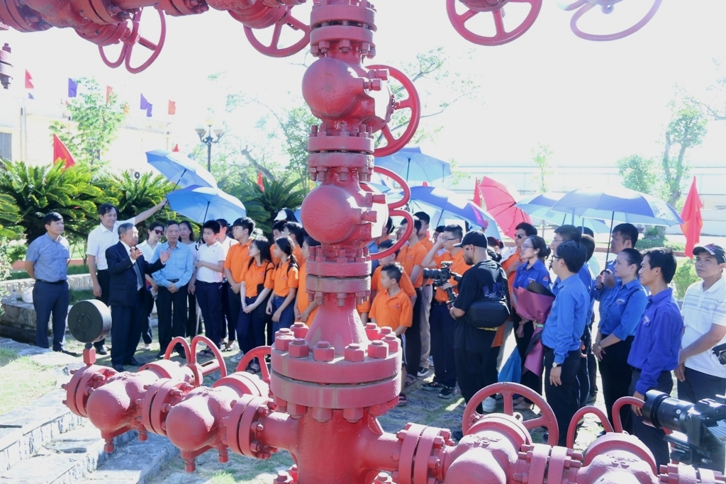 Tuyên dương, khen thưởng con CBCNV đạt thành tích cao trong kỳ thi học sinh giỏi quốc gia, quốc tế năm học 2021 - 2022 Tuyên dương, khen thưởng con CBCNV đạt thành tích cao trong kỳ thi học sinh giỏi quốc gia, quốc tế năm học 2021 - 2022
