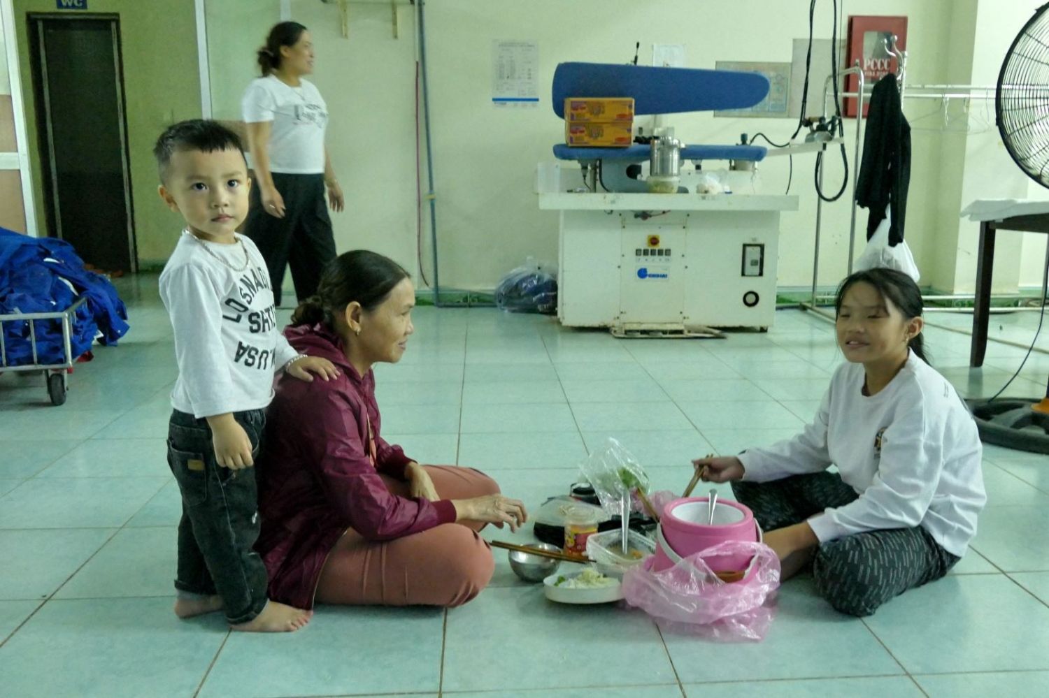BSR hỗ trợ người dân xung quanh NMLD Dung Quất tránh bão Noru an toàn BSR hỗ trợ người dân xung quanh NMLD Dung Quất tránh bão Noru an toàn