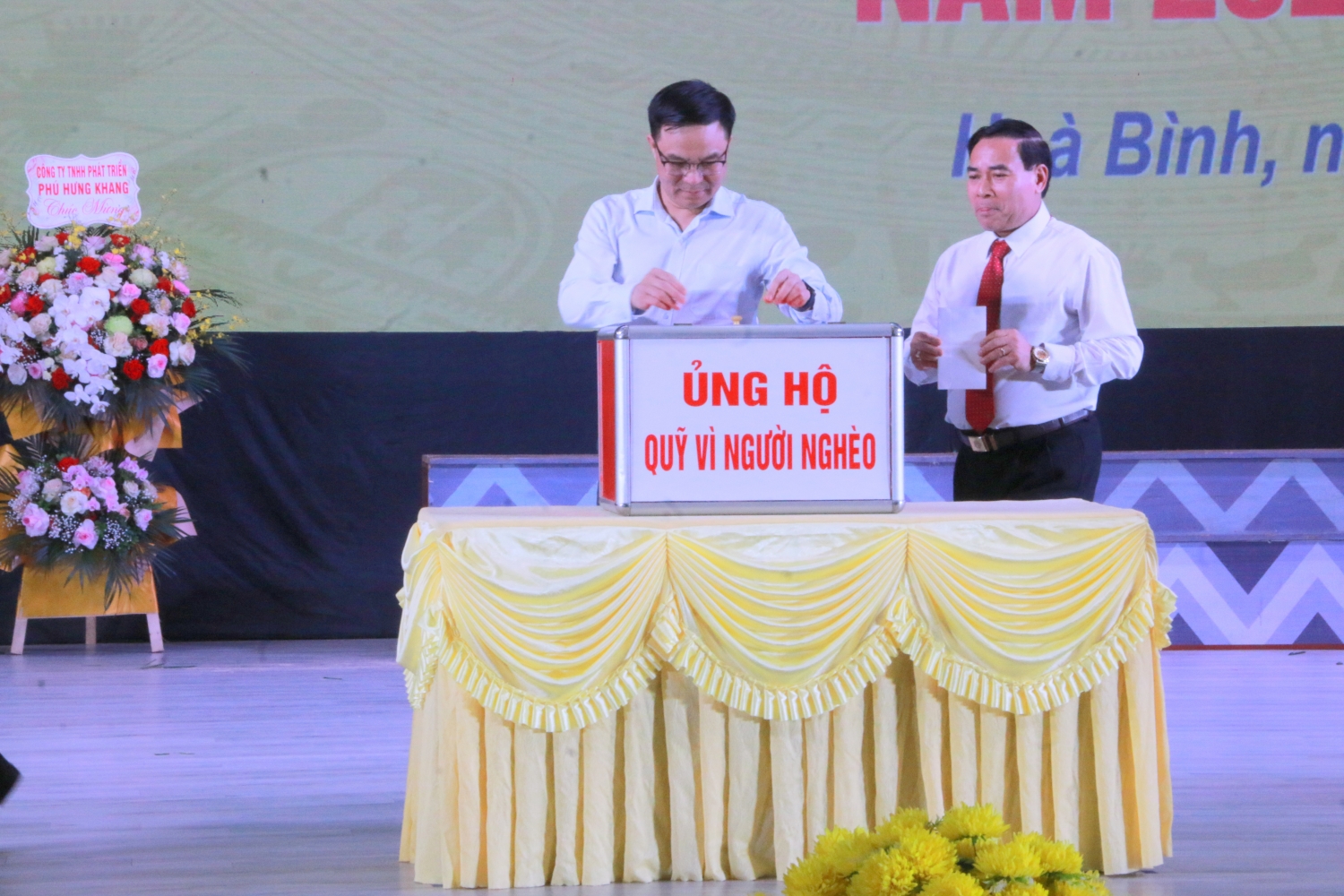 Petrovietnam ủng hộ 2 tỷ đồng cho Quỹ “Vì người nghèo” tỉnh Hòa Bình năm 2022 Petrovietnam ủng hộ 2 tỷ đồng cho Quỹ “Vì người nghèo” tỉnh Hòa Bình năm 2022