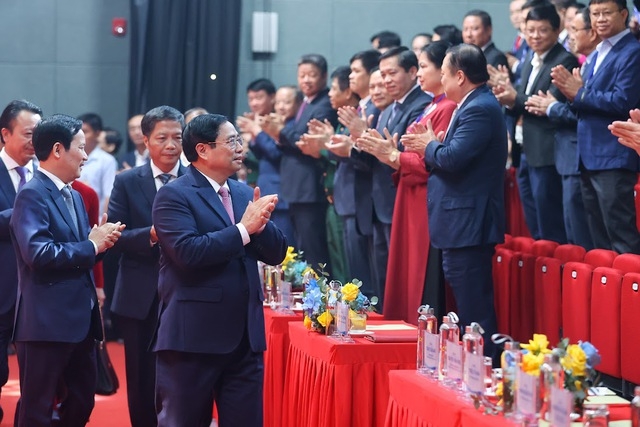 Các đại biểu nhiệt liệt chào mừng Thủ tướng và các đồng chí lãnh đạo Đảng, Nhà nước tới dự lễ kỷ niệm. Các đại biểu nhiệt liệt chào mừng Thủ tướng và các đồng chí lãnh đạo Đảng, Nhà nước tới dự lễ kỷ niệm.