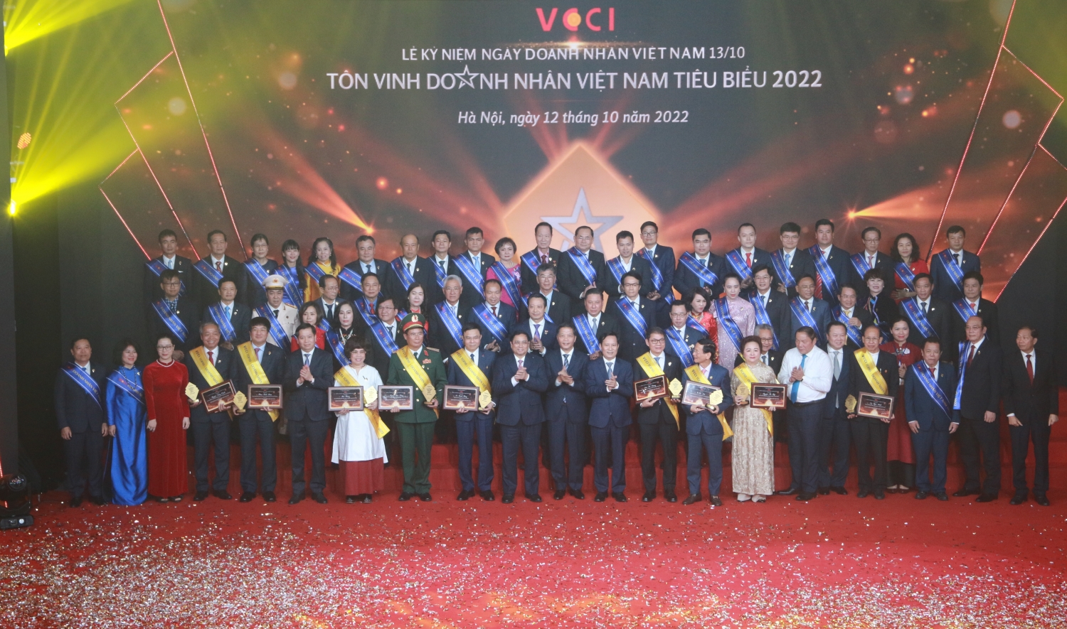 Tổng giám đốc Petrovietnam Lê Mạnh Hùng được vinh danh Top 10 Doanh nhân tiêu biểu nhất Việt Nam năm 2022 Tổng giám đốc Petrovietnam Lê Mạnh Hùng được vinh danh Top 10 Doanh nhân tiêu biểu nhất Việt Nam năm 2022