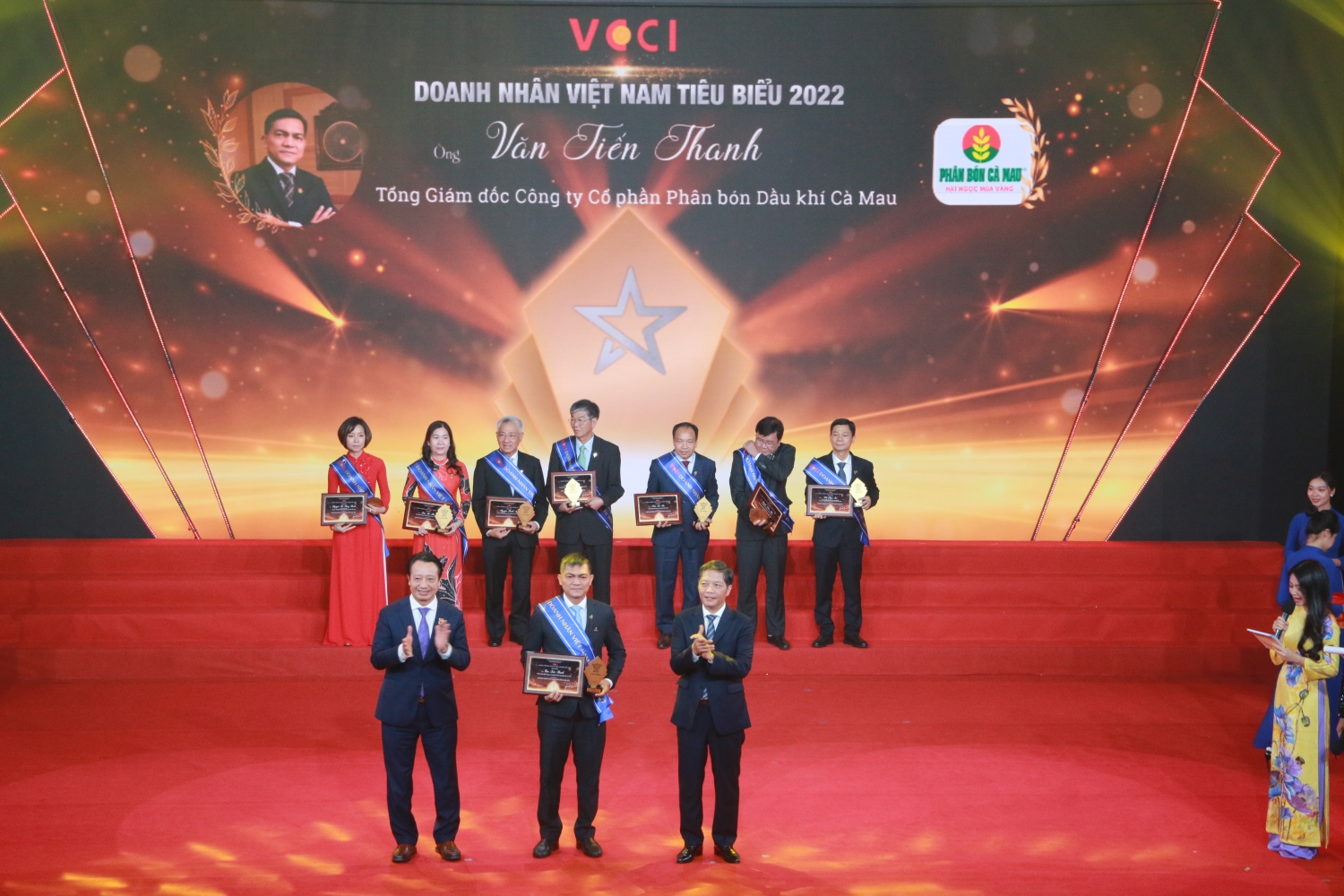 Tổng giám đốc Petrovietnam Lê Mạnh Hùng được vinh danh TOP 10 Doanh nhân tiêu biểu nhất Việt Nam năm 2022' Tổng giám đốc Petrovietnam Lê Mạnh Hùng được vinh danh TOP 10 Doanh nhân tiêu biểu nhất Việt Nam năm 2022'
